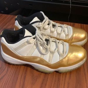 Jordan 11 retro low gold